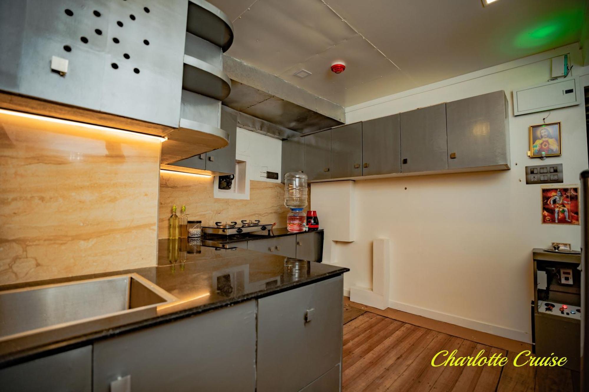 Отель Charlotte Cruise House Boat Alappuzha Экстерьер фото